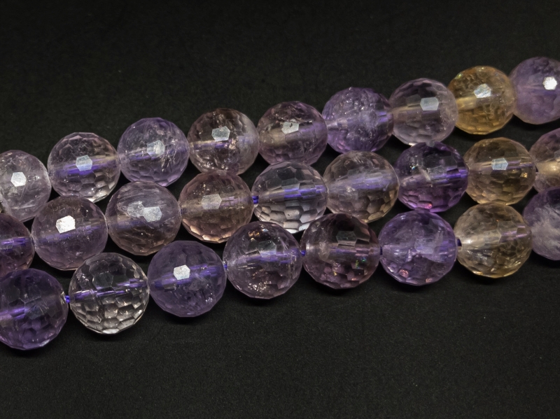 Аметрин глянцевый с огранкой шарик 10мм натуральный камень 10 мм Фиолетовый